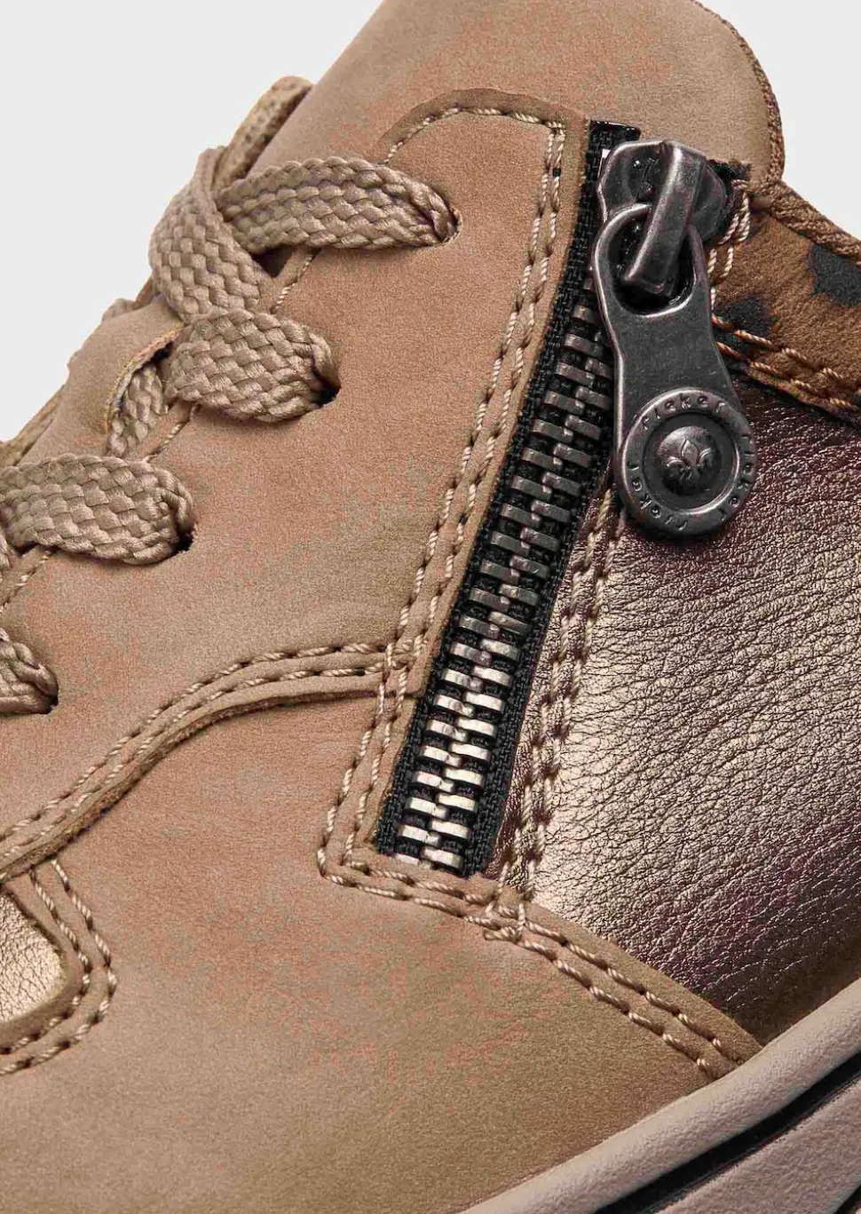 Sneaker mit Animal Print und Metallic-Details