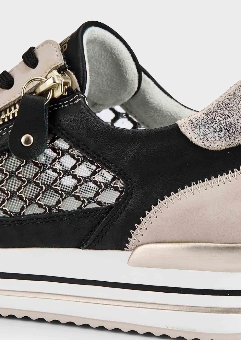 Sneaker mit atmungsaktivem Innenfutter