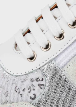 Sneaker mit Glanzdetails