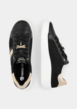 Sneaker mit Glanzelementen