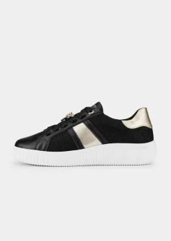 Sneaker mit Glanzelementen