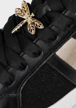 Sneaker mit Glanzelementen