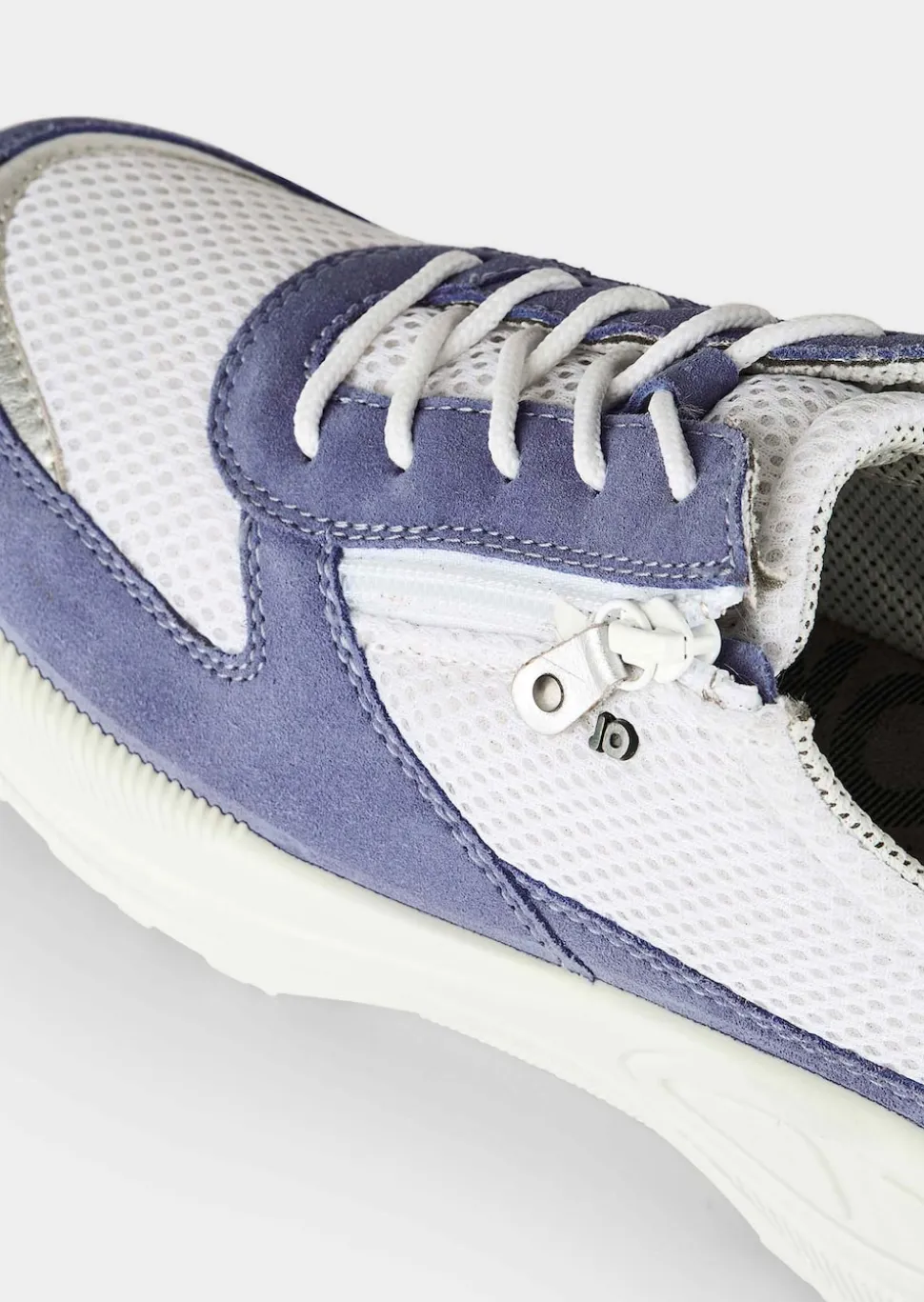 Sneaker mit herausnehmbarem Fußbett