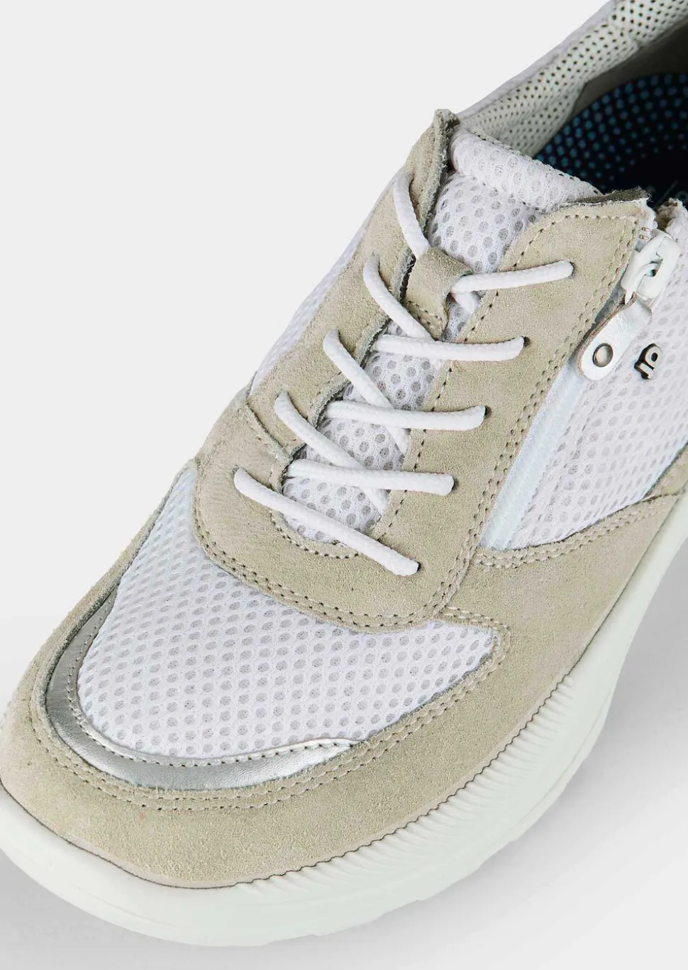 Sneaker mit herausnehmbarem Fußbett