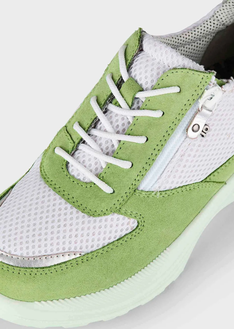 Sneaker mit herausnehmbarem Fußbett