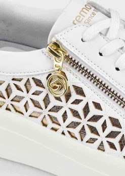 Sneaker mit seitlichen Ornamenten