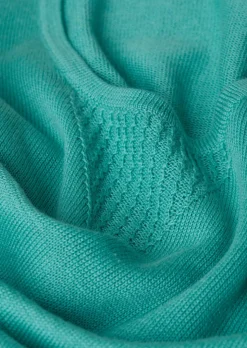 Sommerlicher Strickpullover mit Ajourmuster