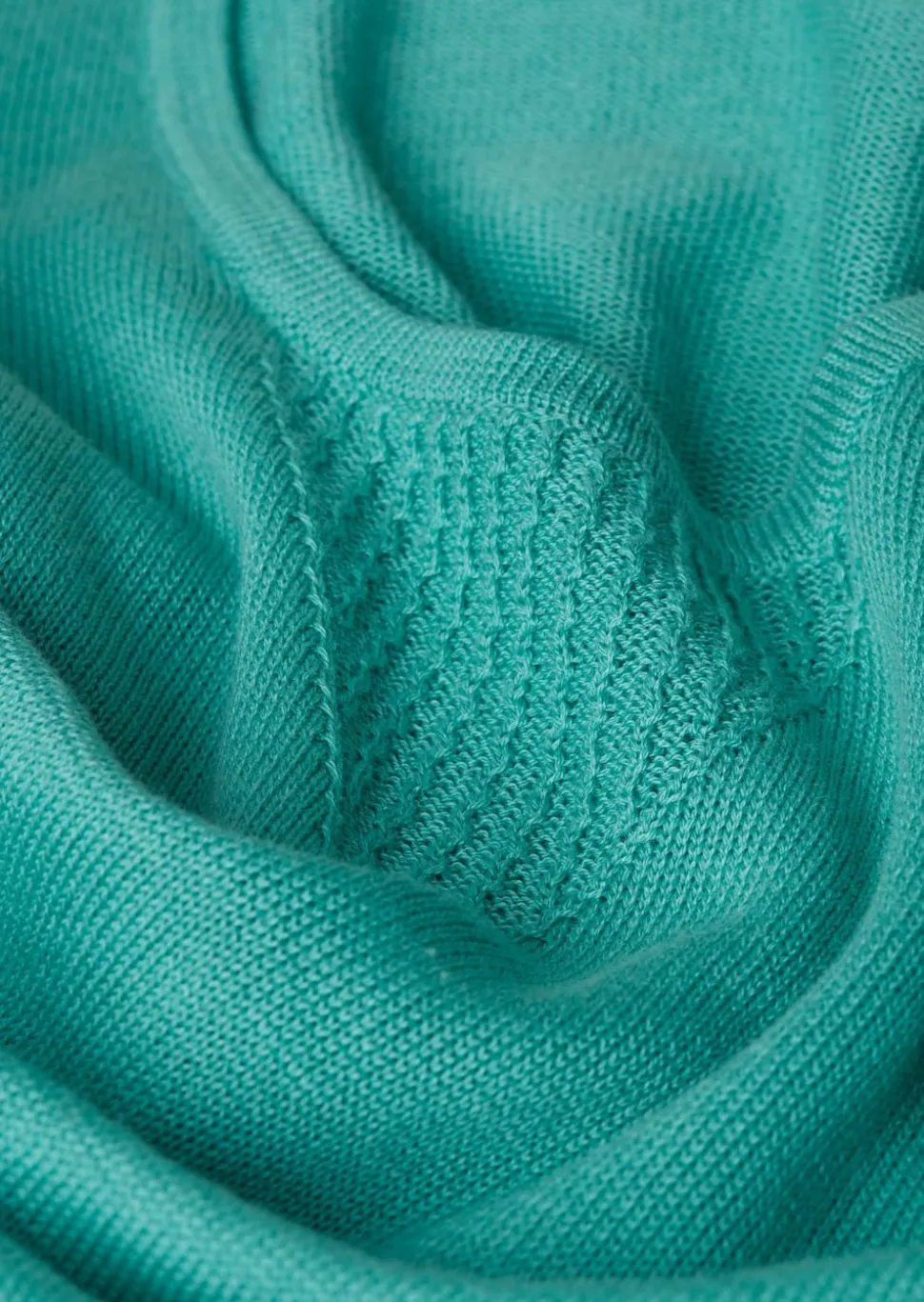 Sommerlicher Strickpullover mit Ajourmuster