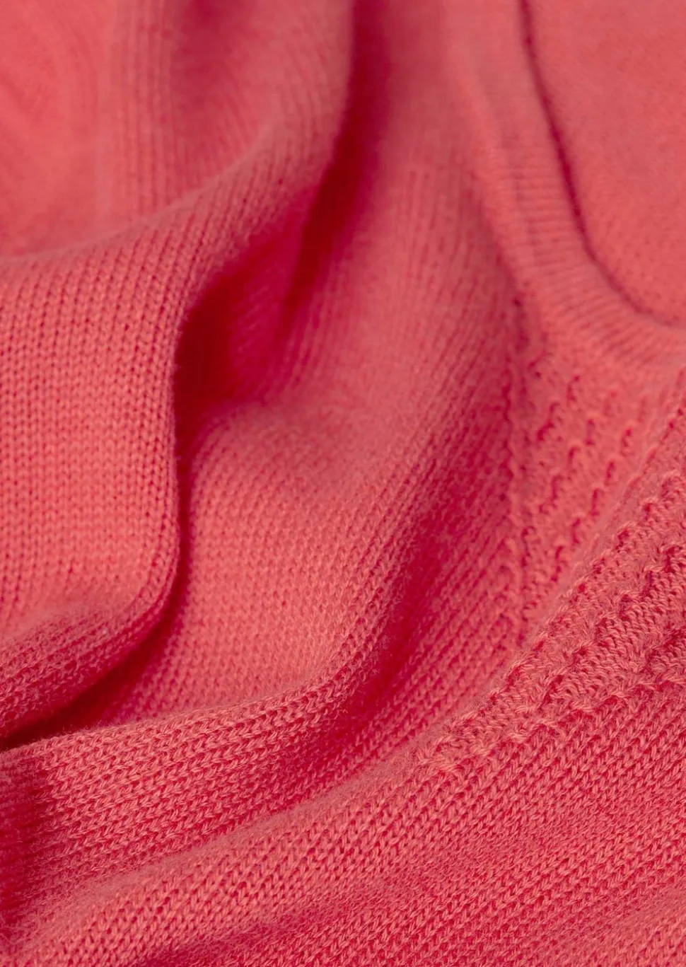 Sommerlicher Strickpullover mit Ajourmuster