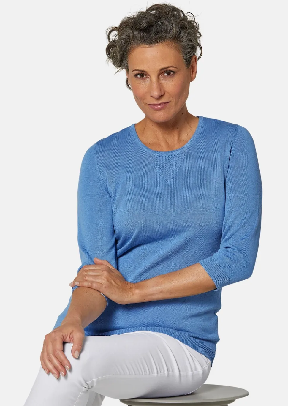 Sommerlicher Strickpullover mit Ajourmuster