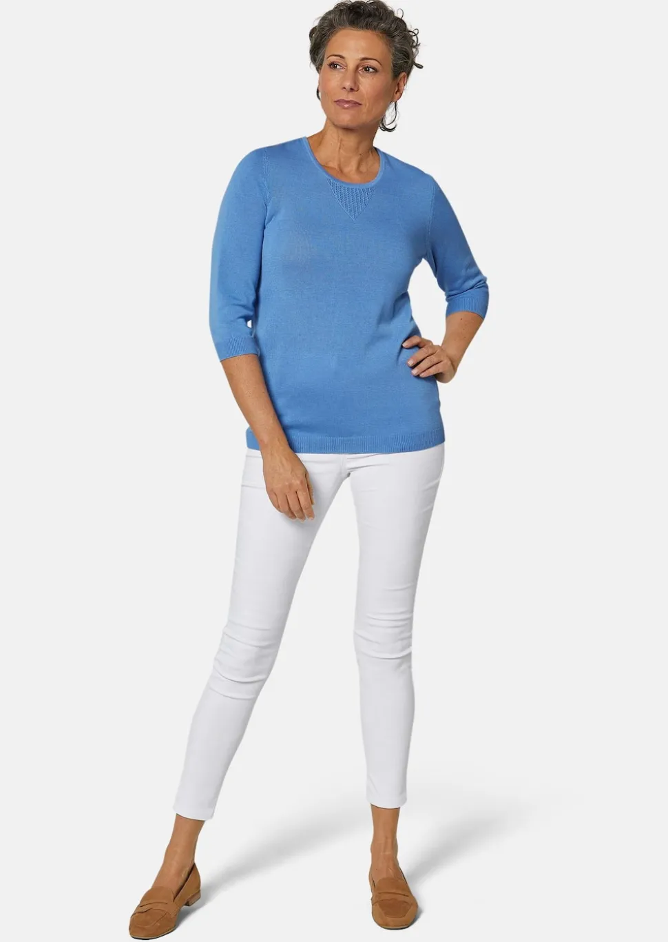 Sommerlicher Strickpullover mit Ajourmuster