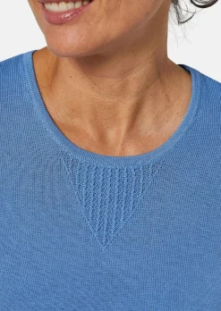 Sommerlicher Strickpullover mit Ajourmuster