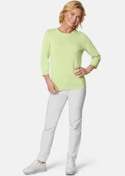 Sommerlicher Strickpullover mit Ajourmuster