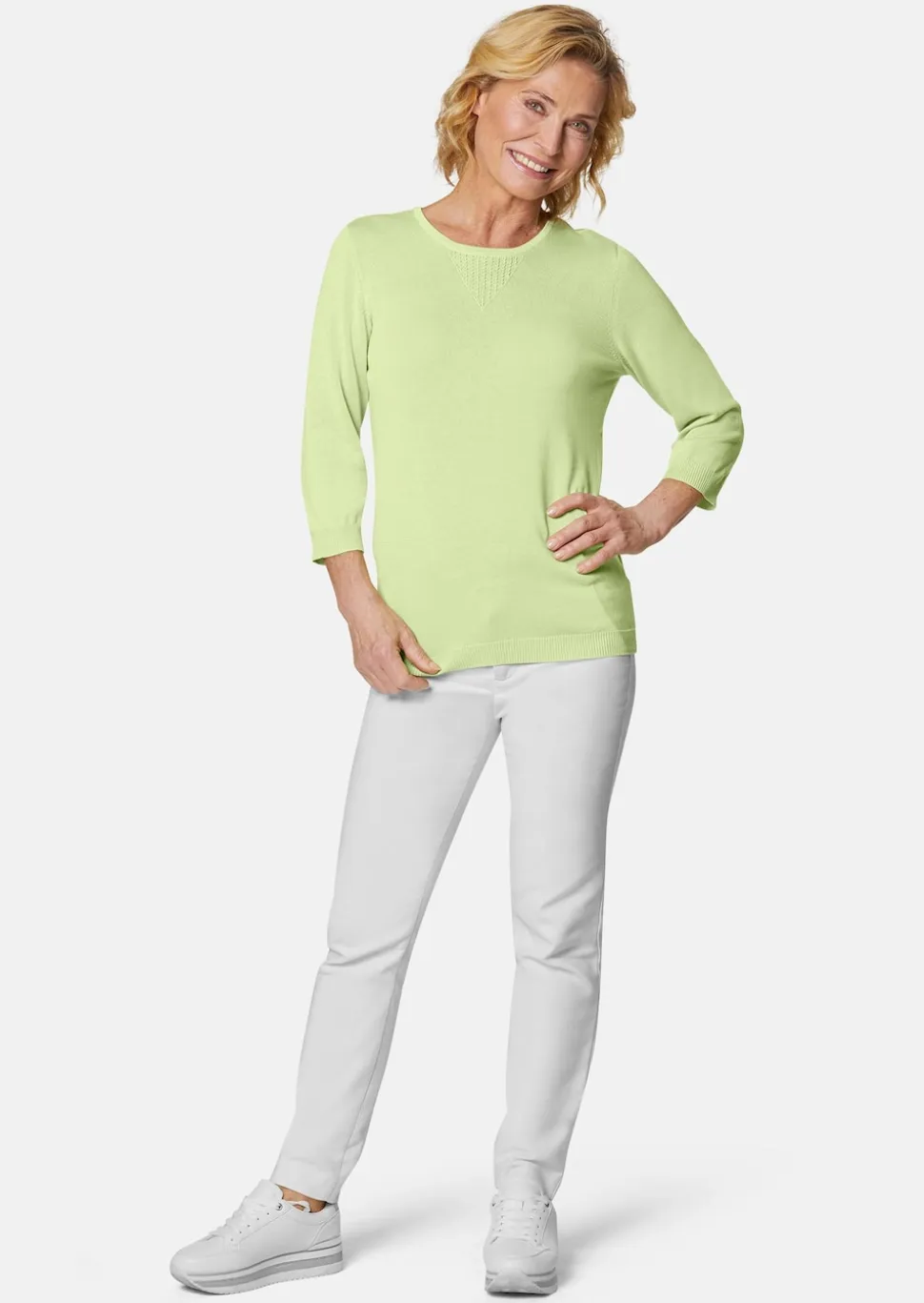 Sommerlicher Strickpullover mit Ajourmuster