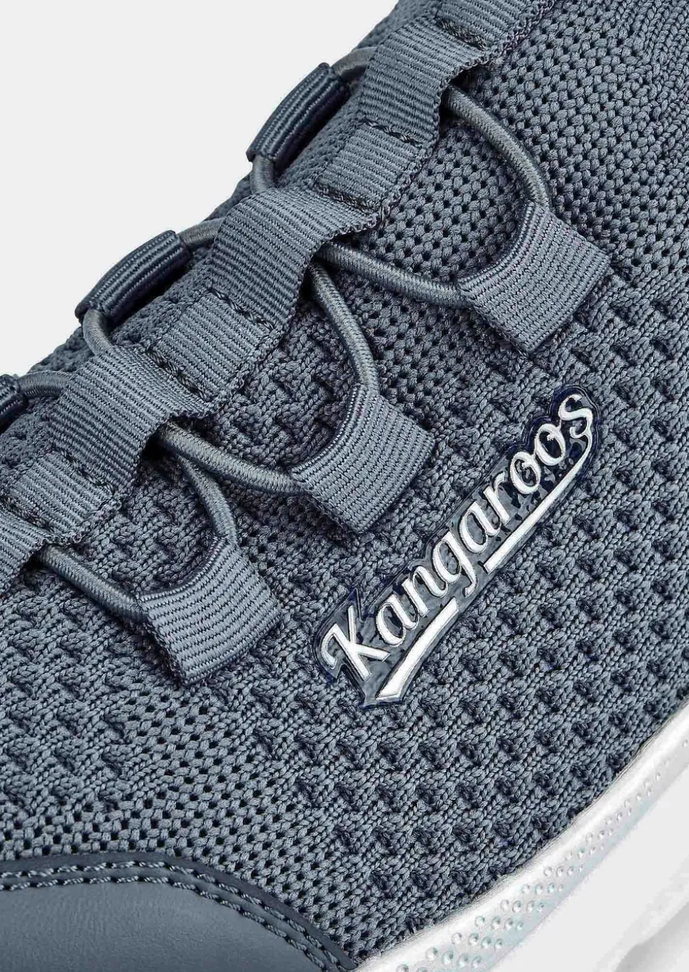 Sportiver Sneaker mit profilierter Sohle