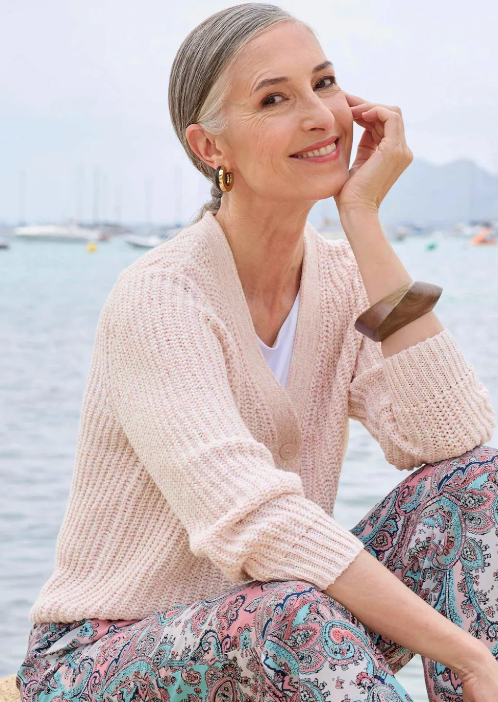 Strickjacke aus Multicolor-Bändchengarn