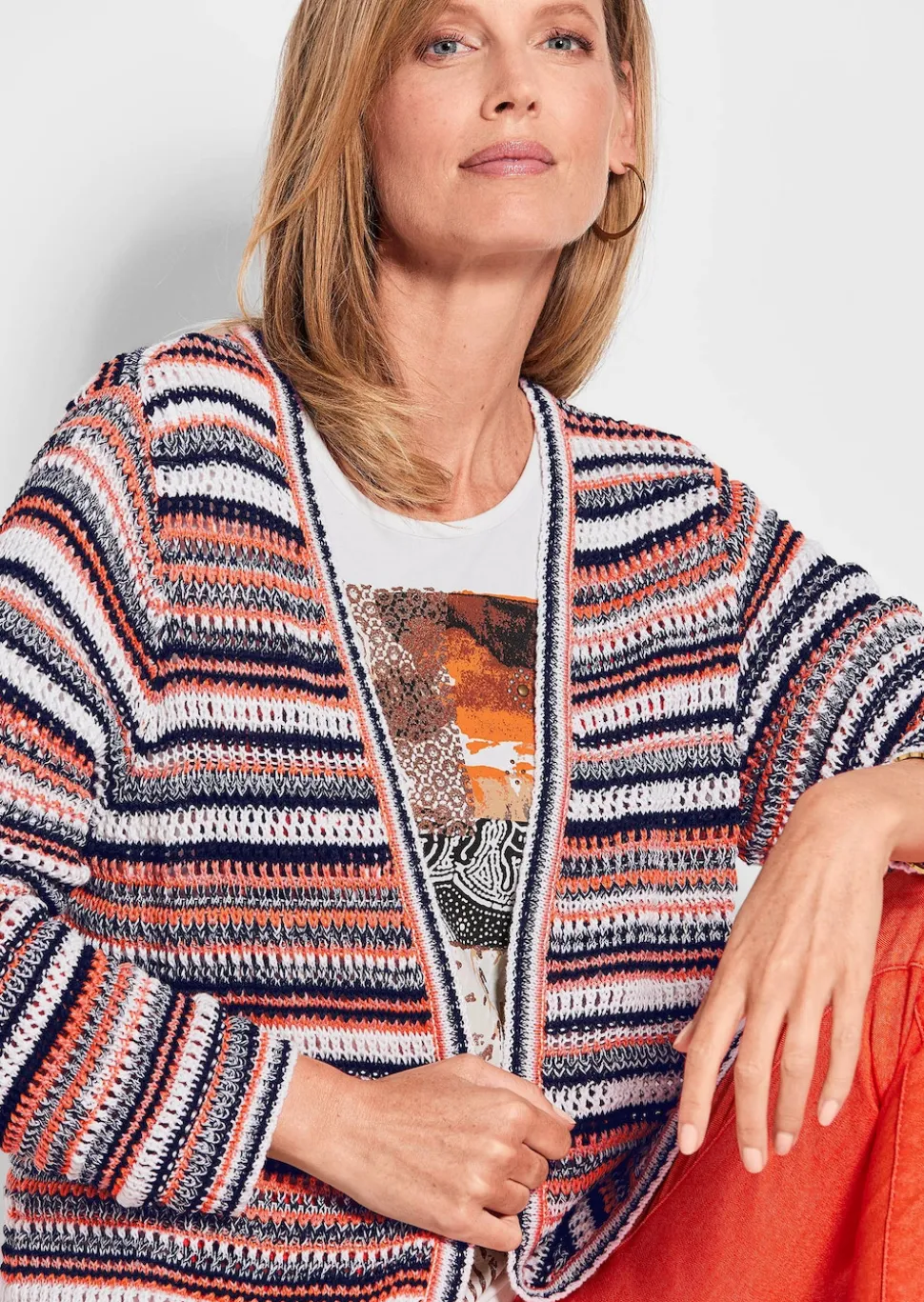 Strickjacke im Ringel-Look