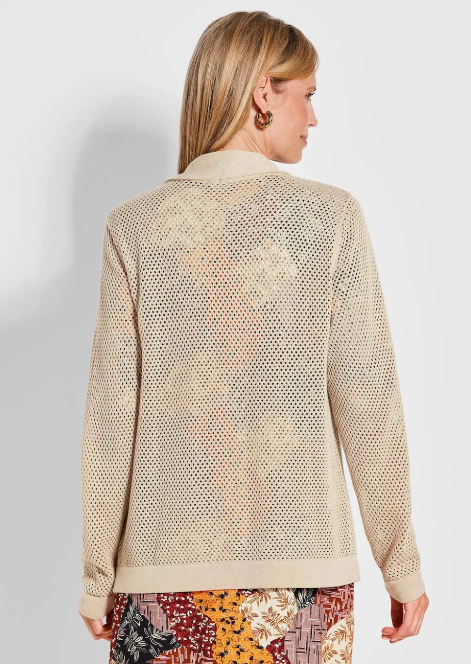 Strickjacke in feinem Ajour-Lochmuster