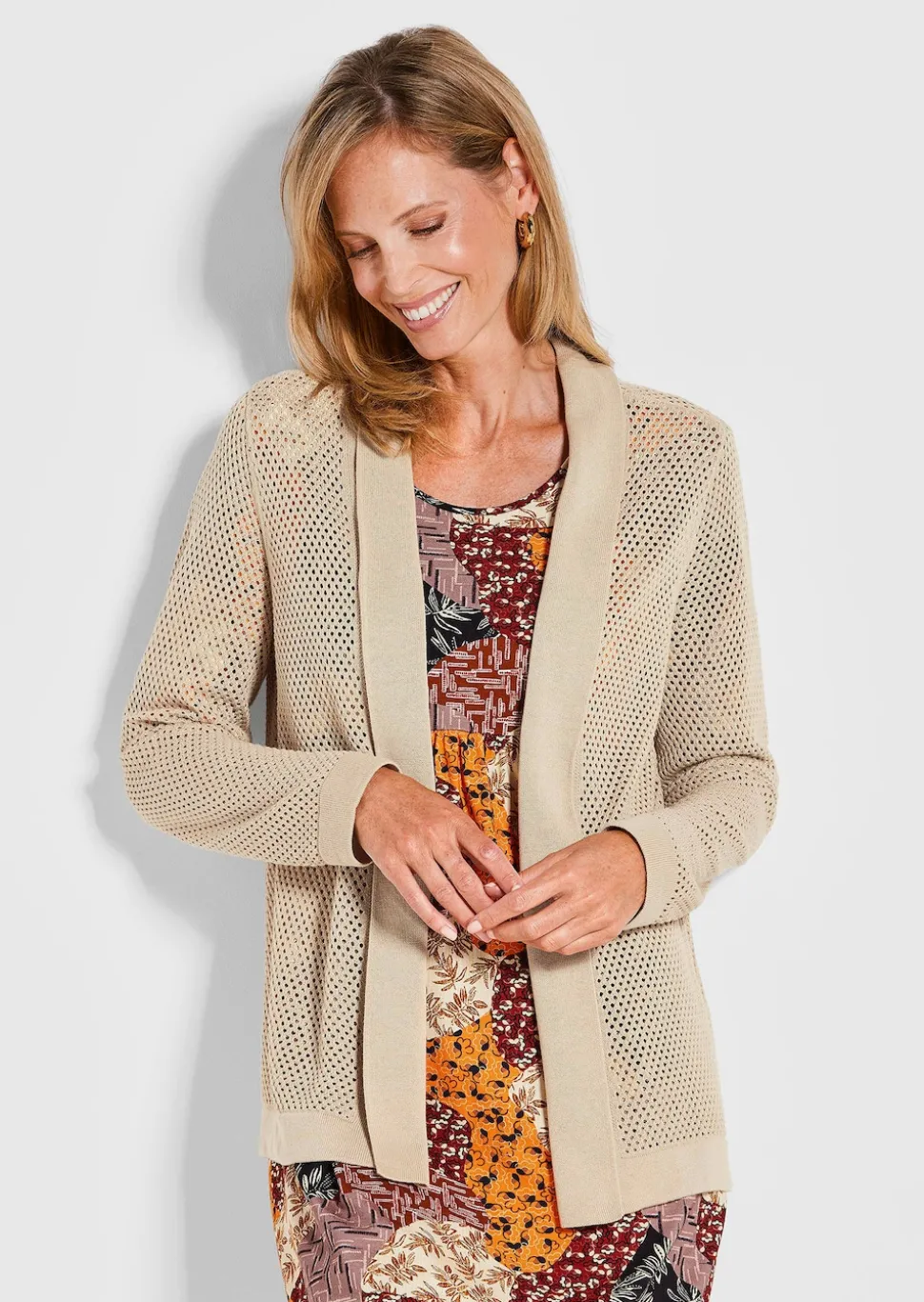 Strickjacke in feinem Ajour-Lochmuster