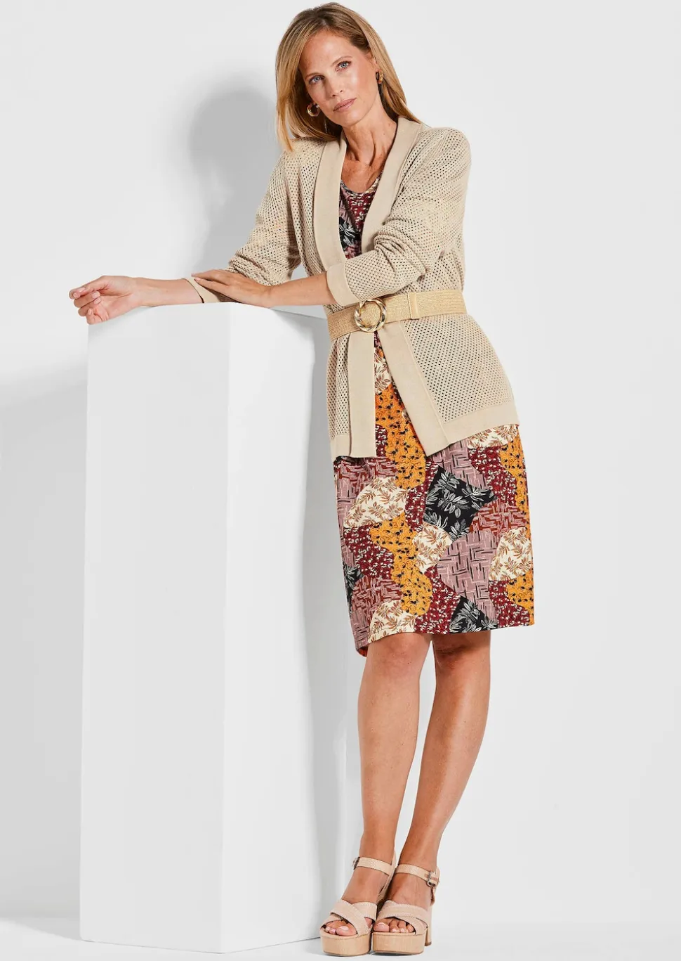 Strickjacke in feinem Ajour-Lochmuster