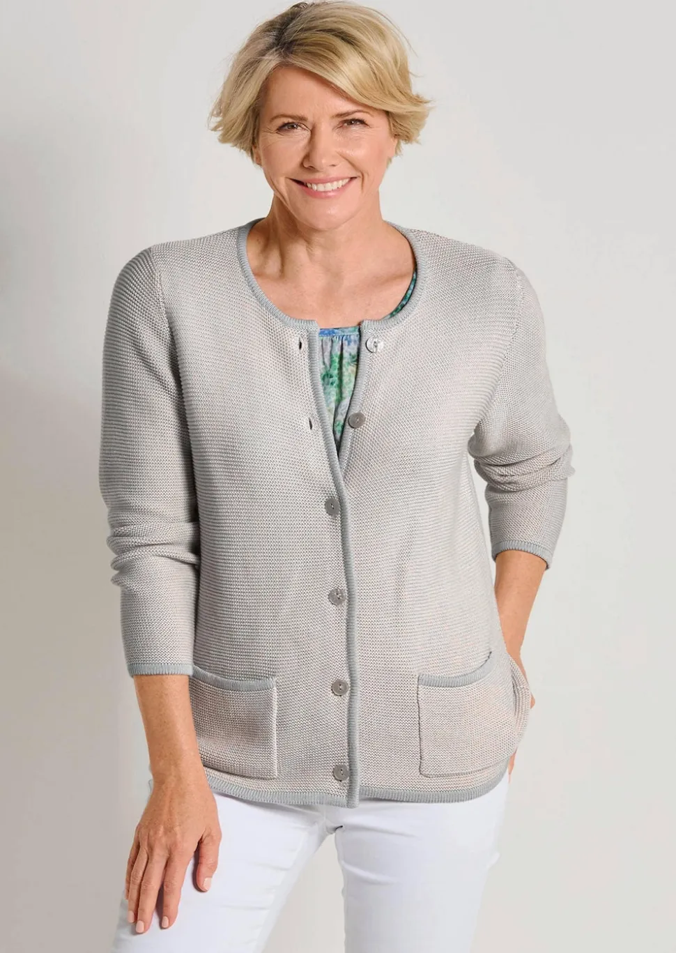 Strickjacke mit aufgesetzten Taschen