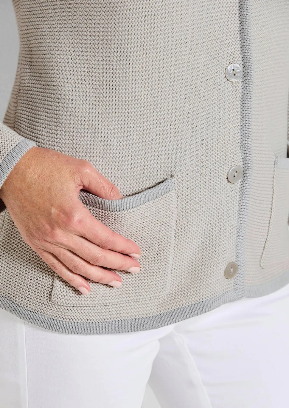 Strickjacke mit aufgesetzten Taschen