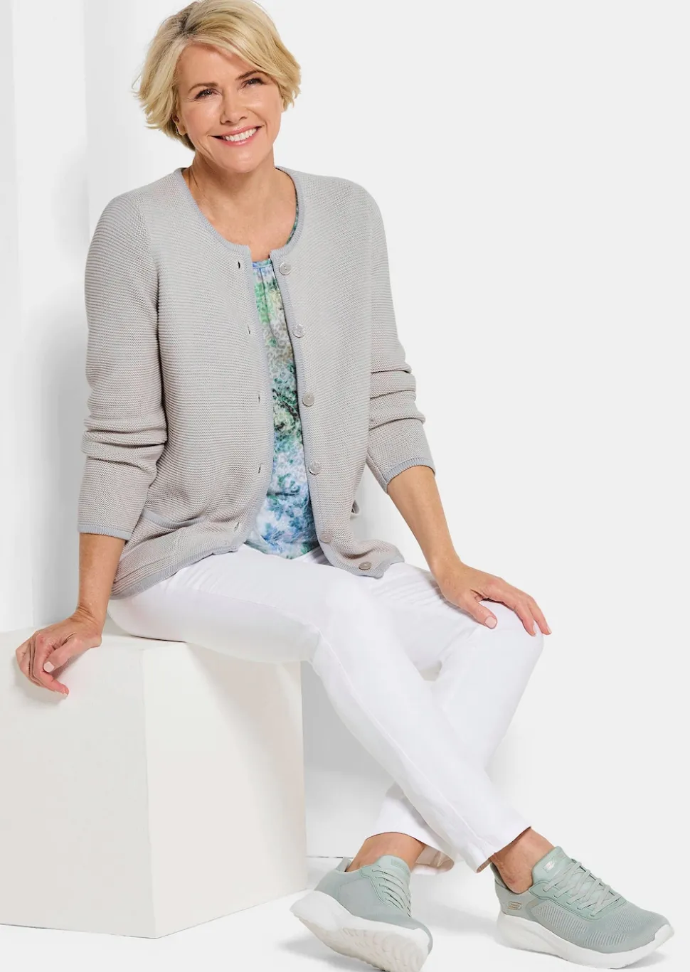 Strickjacke mit aufgesetzten Taschen