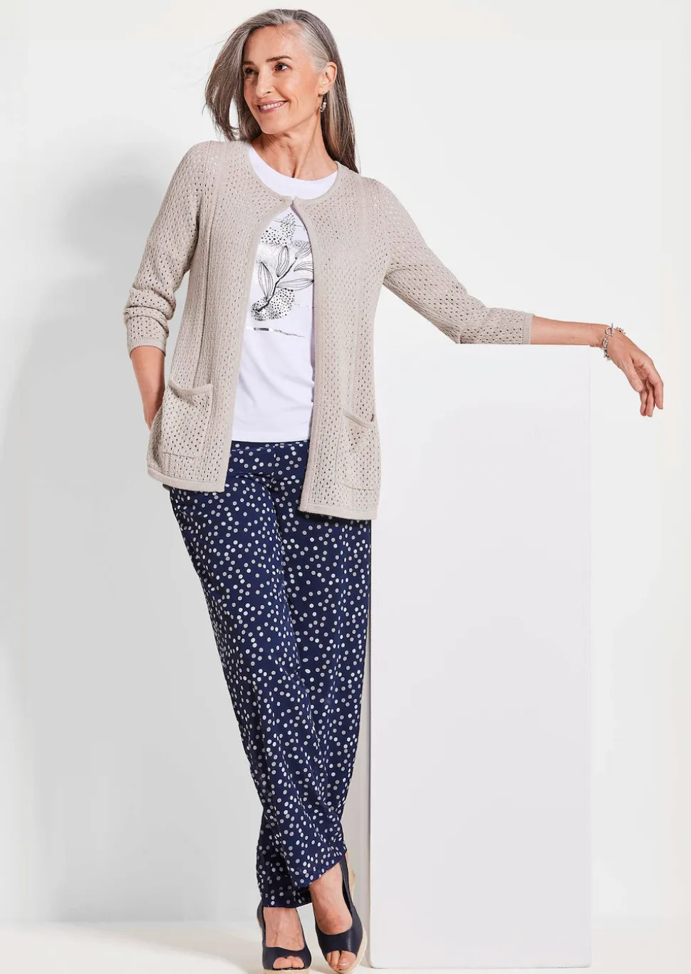 Strickjacke mit Lochmuster