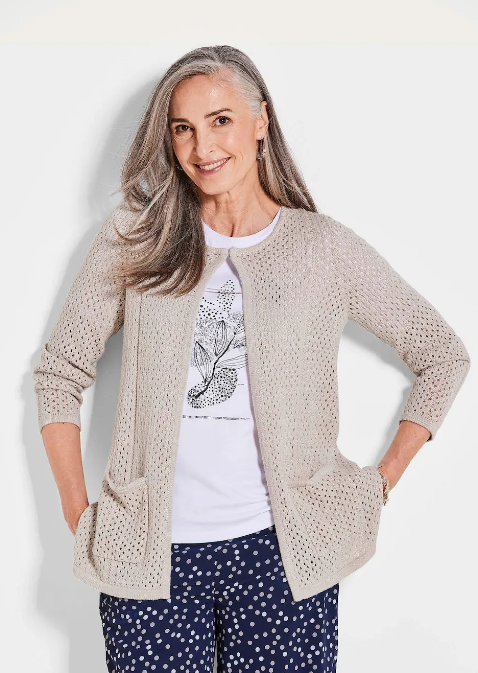 Strickjacke mit Lochmuster
