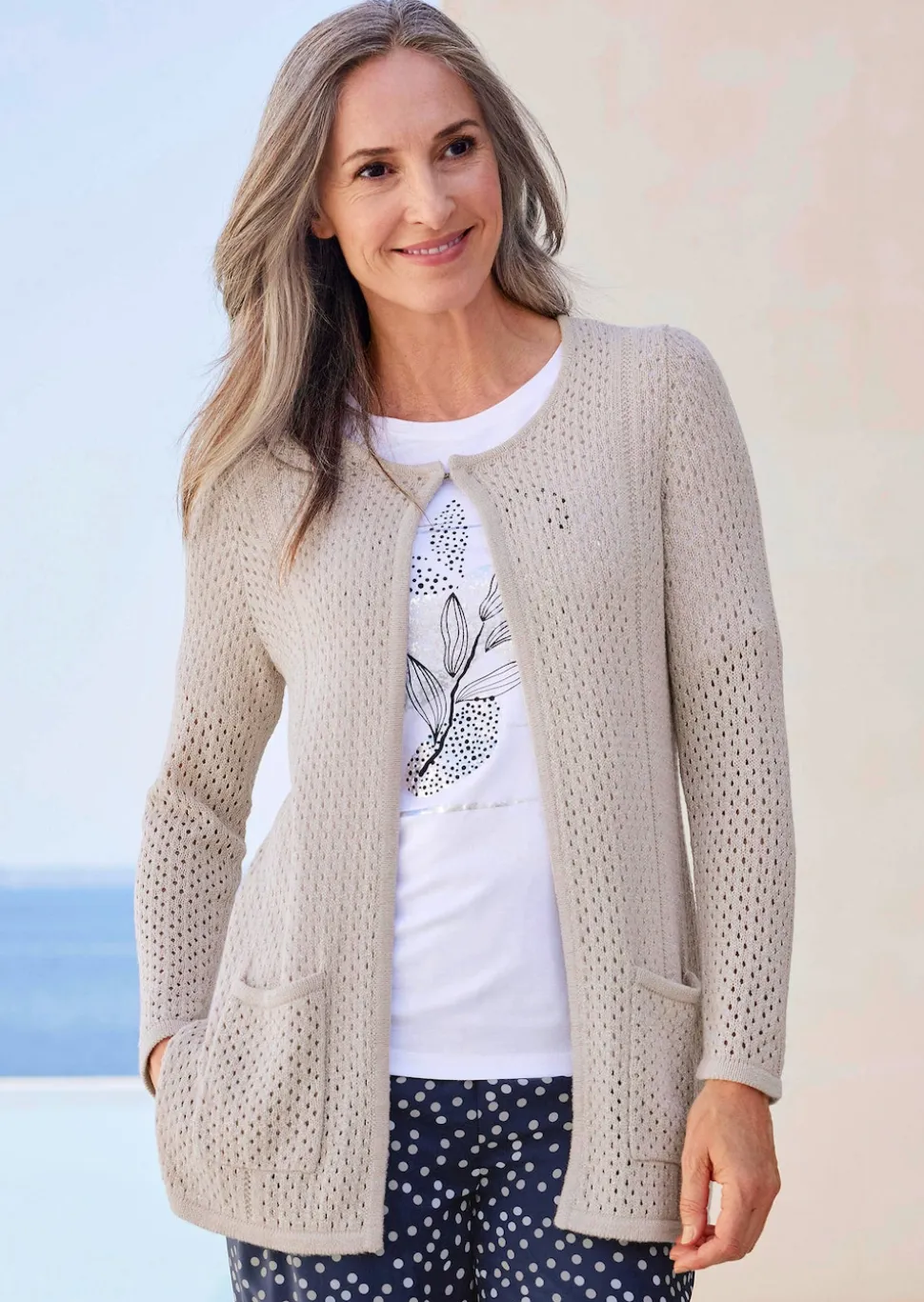 Strickjacke mit Lochmuster