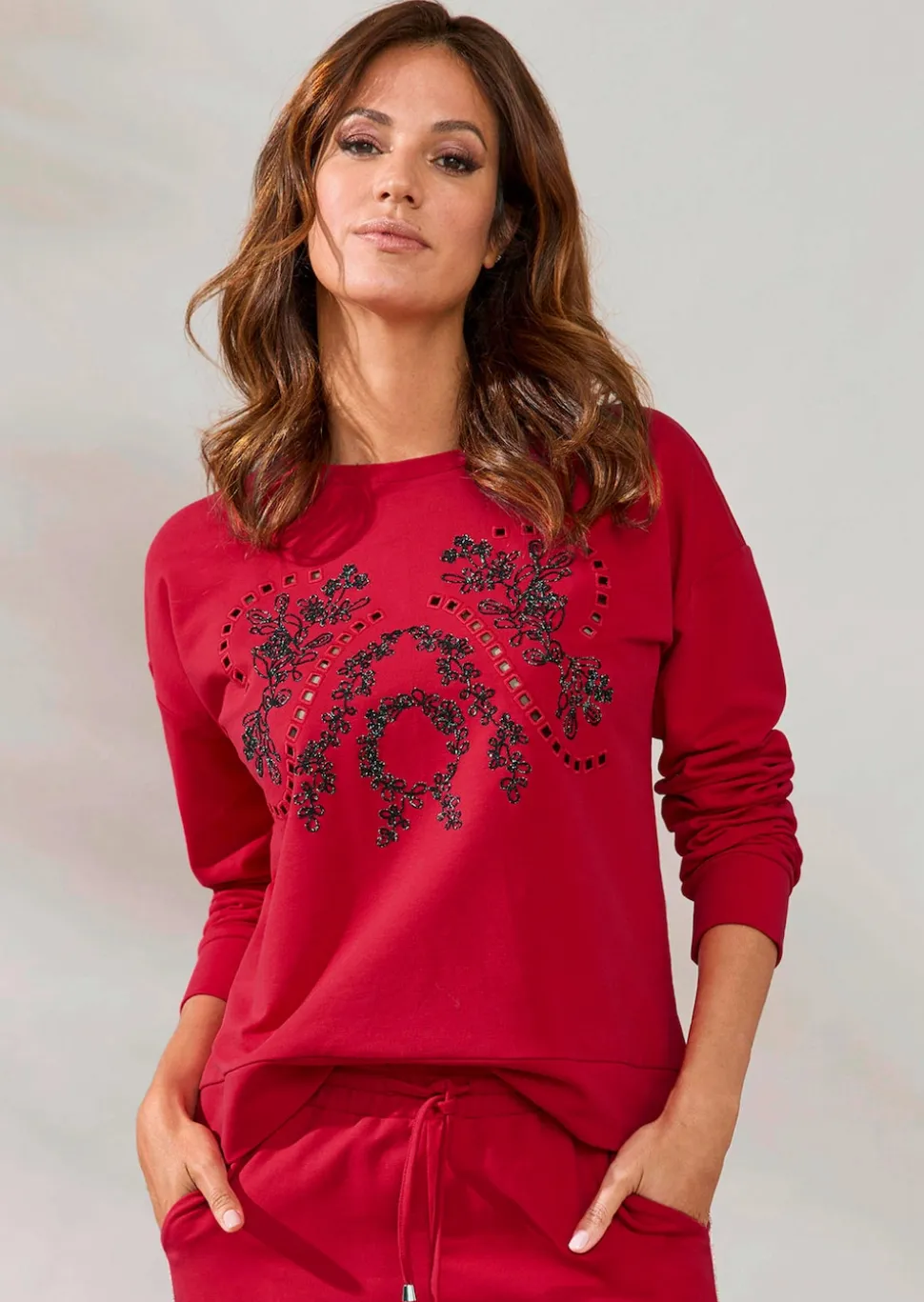 Sweatshirt mit femininer Stickerei