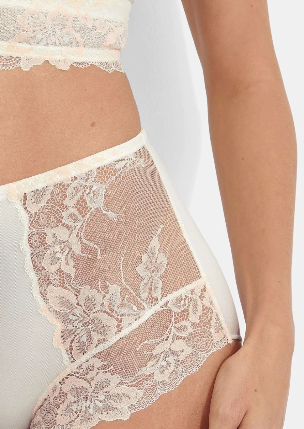 Taillenslip mit Spitzeneinsatz