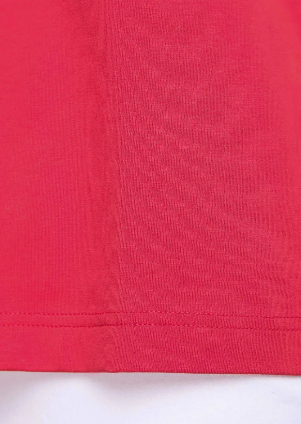 T-Shirt mit charmantem Ausschnitt und Schmucksteinchen