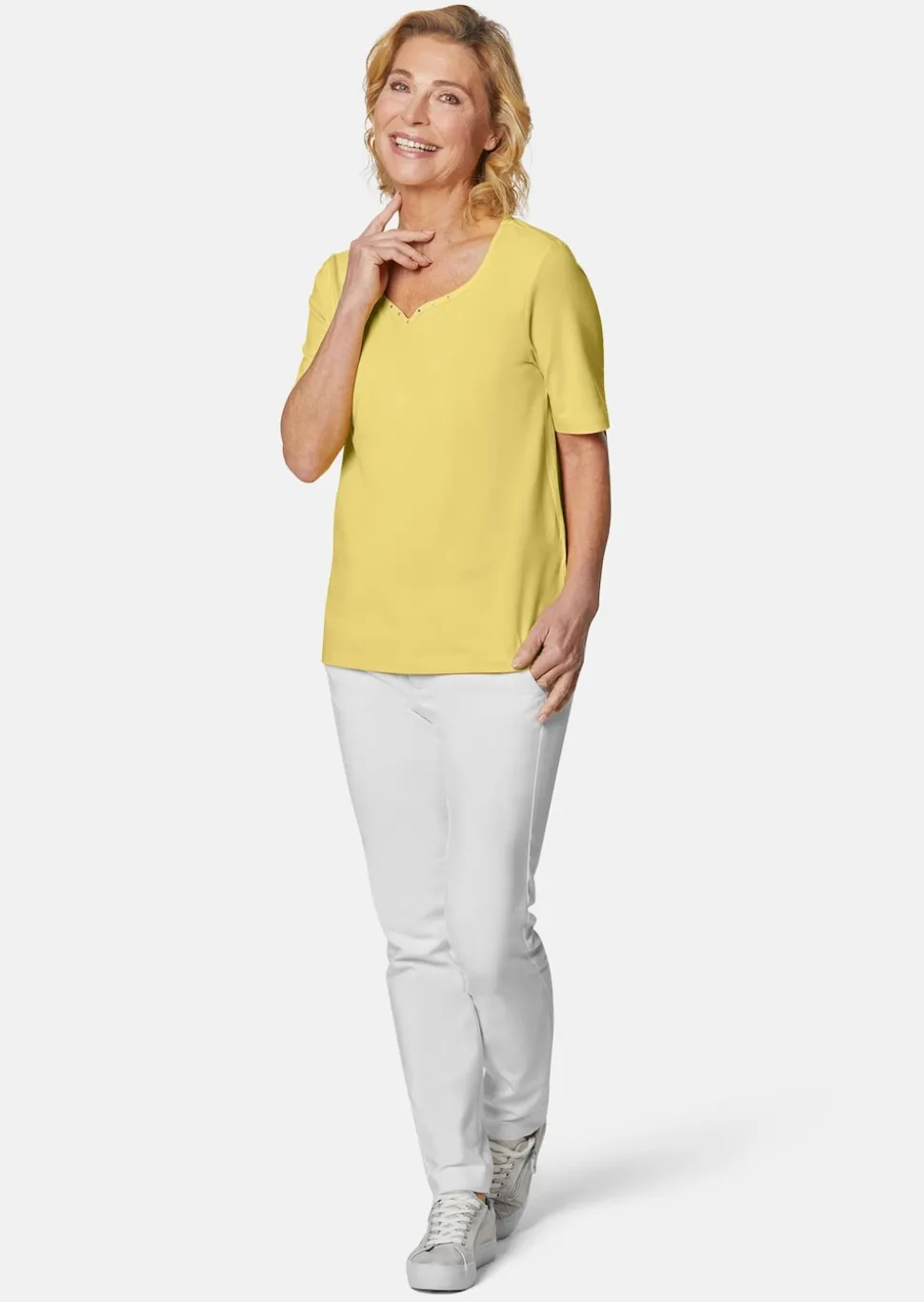T-Shirt mit charmantem Ausschnitt und Schmucksteinchen