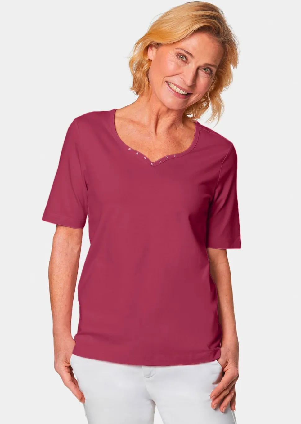 T-Shirt mit charmantem Ausschnitt und Schmucksteinchen