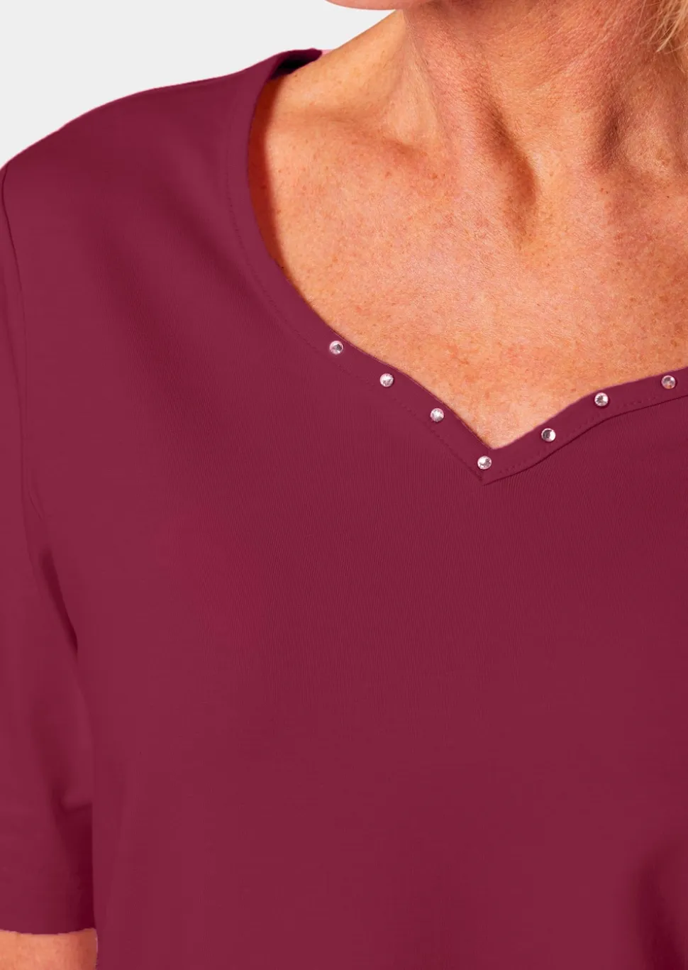 T-Shirt mit charmantem Ausschnitt und Schmucksteinchen