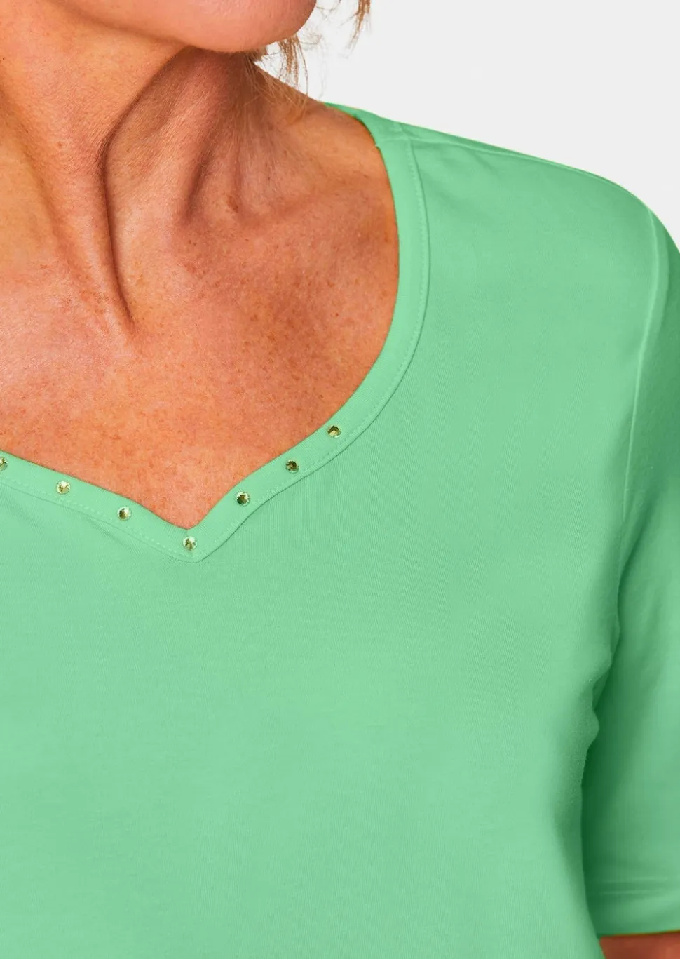 T-Shirt mit charmantem Ausschnitt und Schmucksteinchen