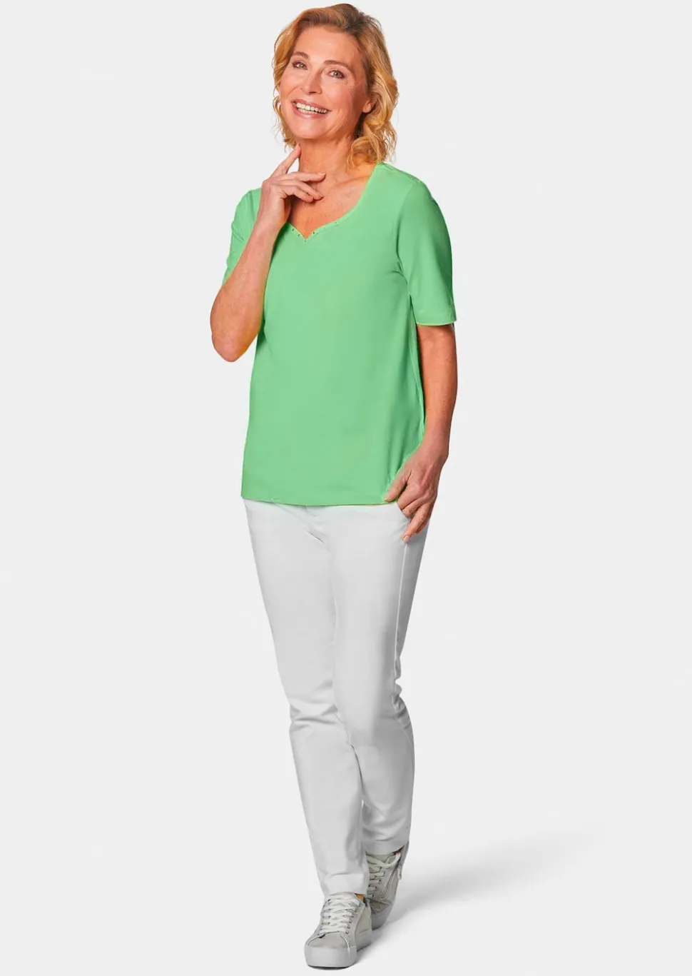 T-Shirt mit charmantem Ausschnitt und Schmucksteinchen
