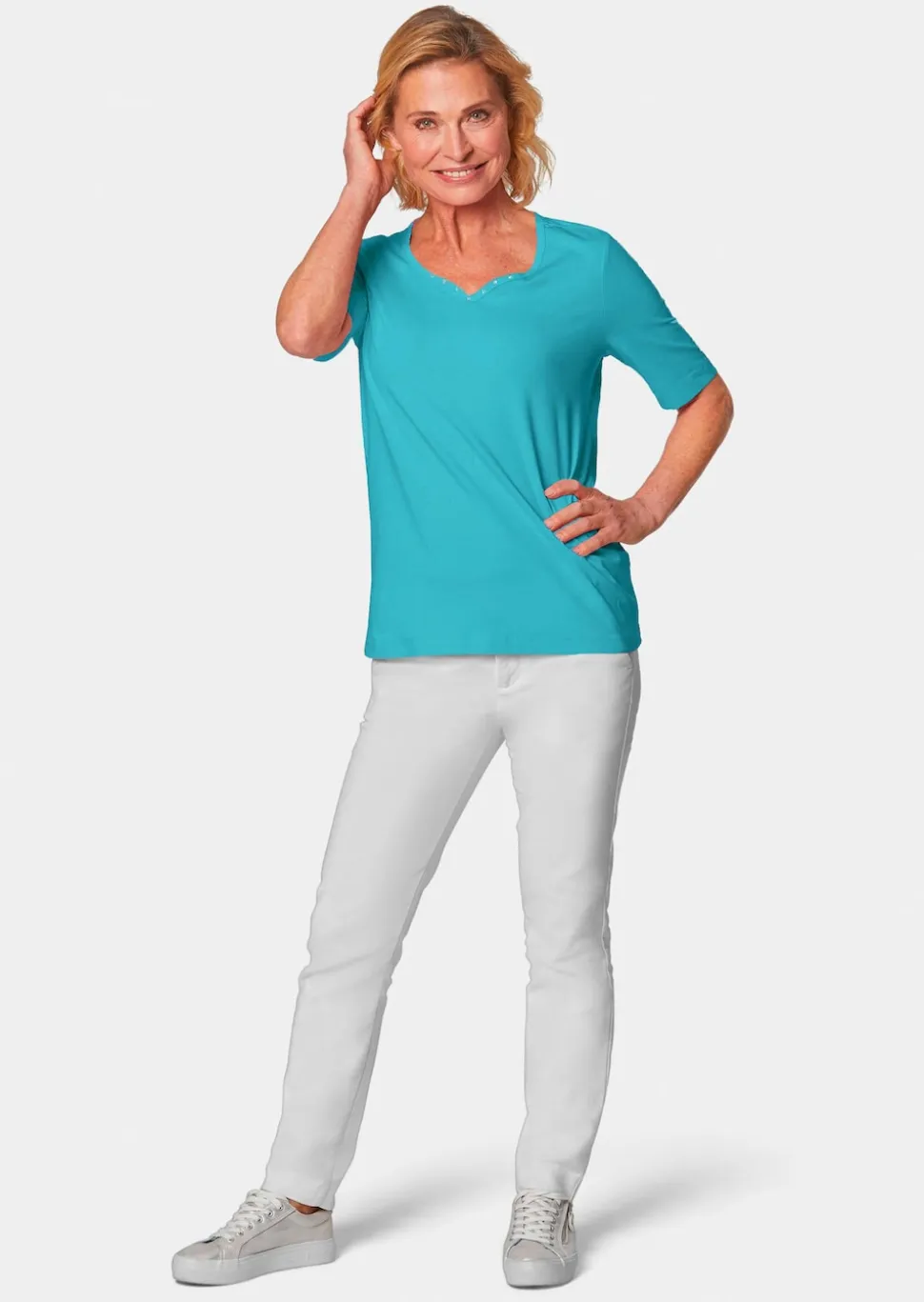 T-Shirt mit charmantem Ausschnitt und Schmucksteinchen