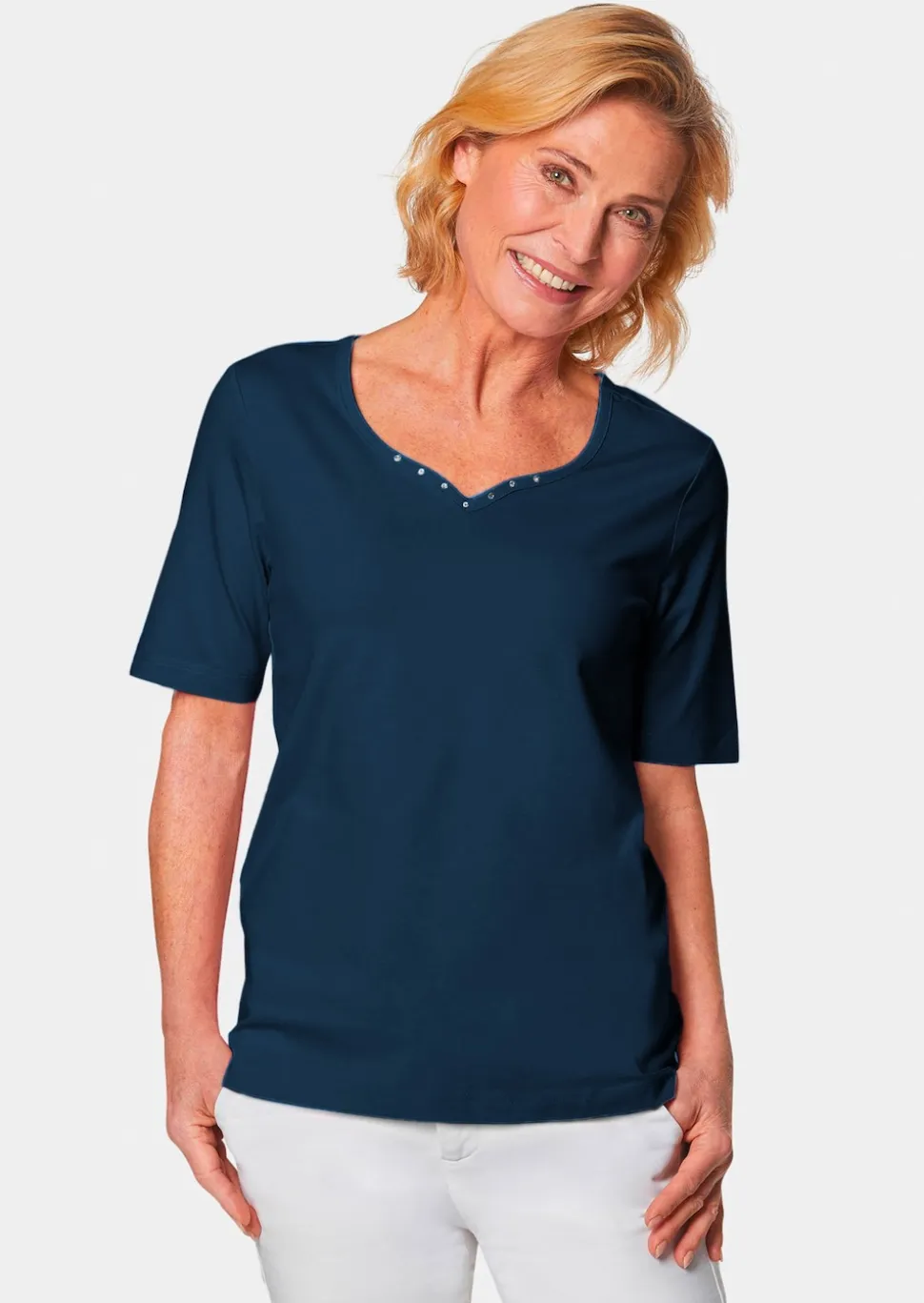 T-Shirt mit charmantem Ausschnitt und Schmucksteinchen