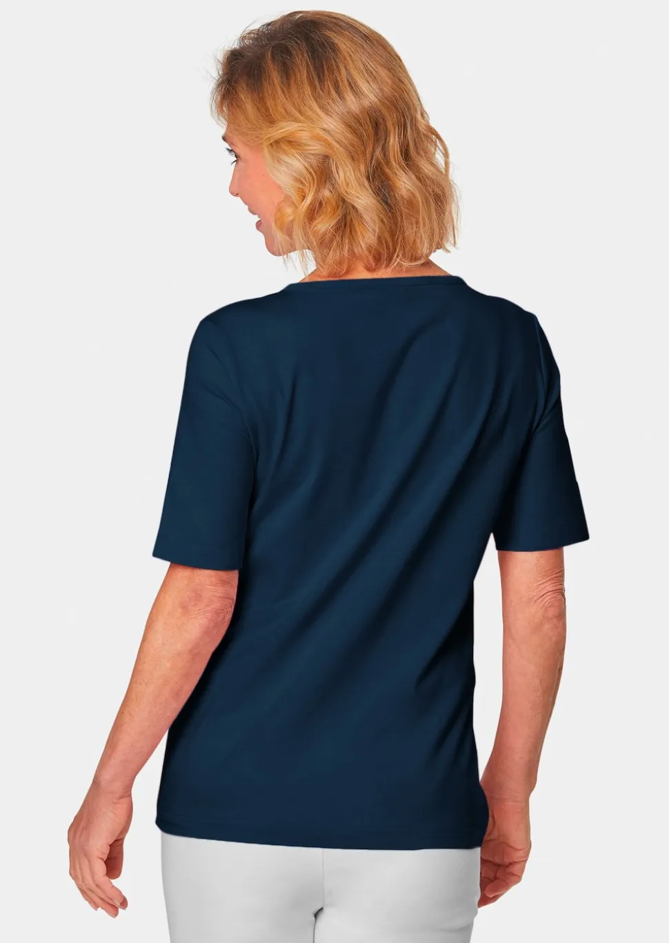 T-Shirt mit charmantem Ausschnitt und Schmucksteinchen