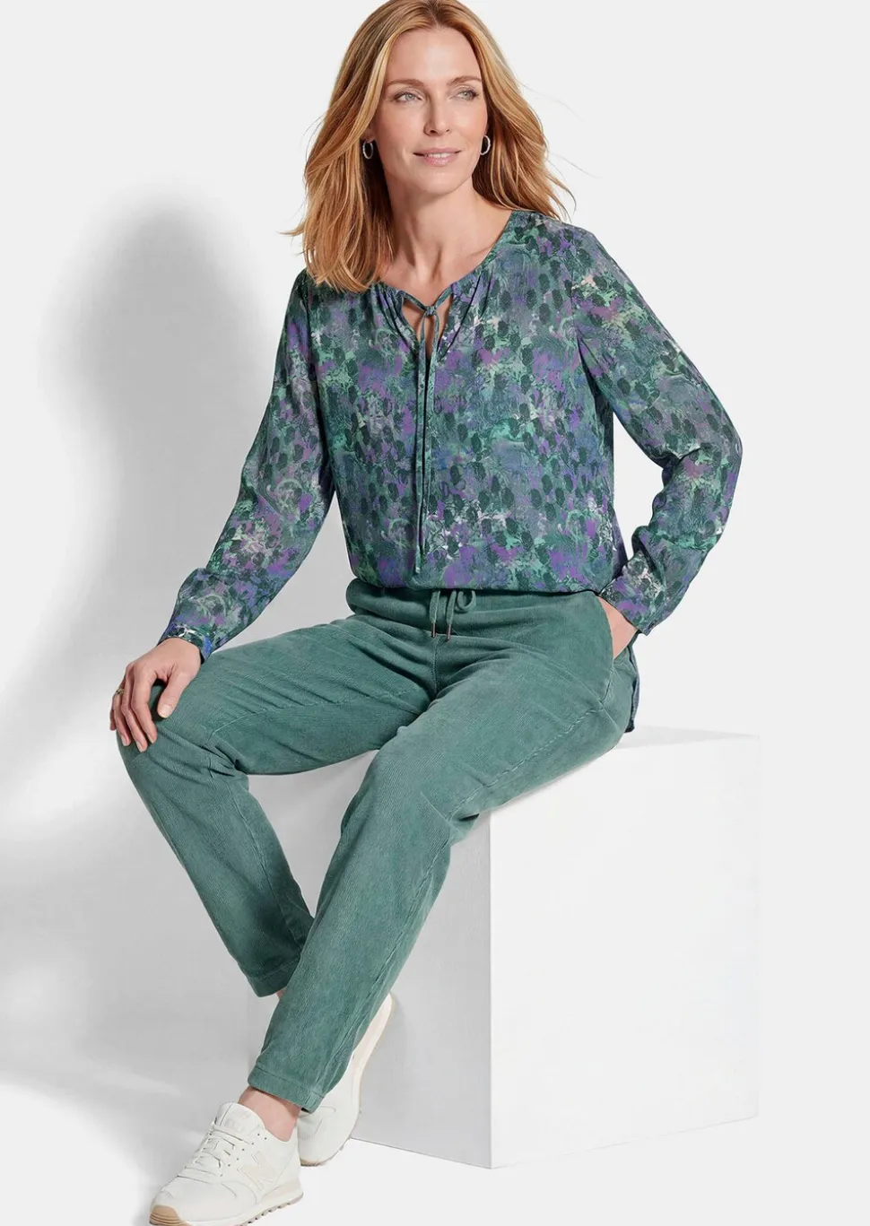 Viskose-Bluse mit Rundhals und Bindeband