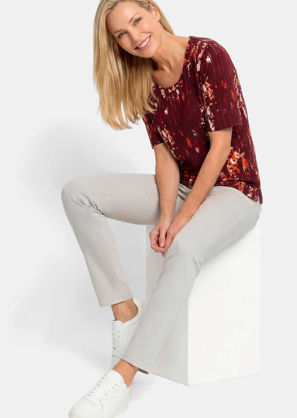 Viskoseshirt mit Blüten und Längsstreifen