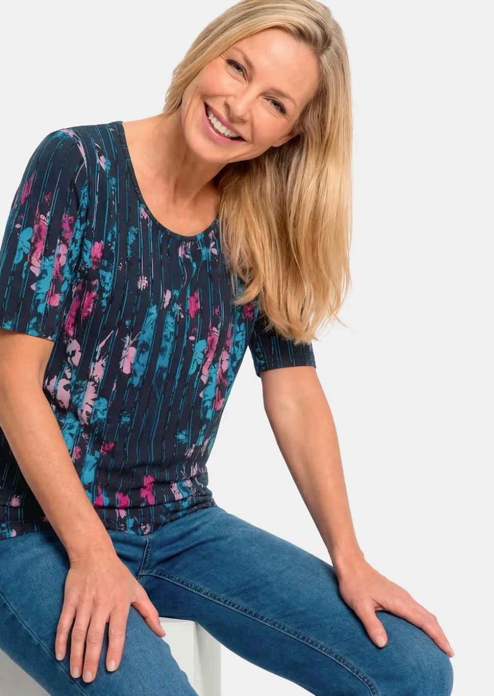 Viskoseshirt mit Blüten und Längsstreifen