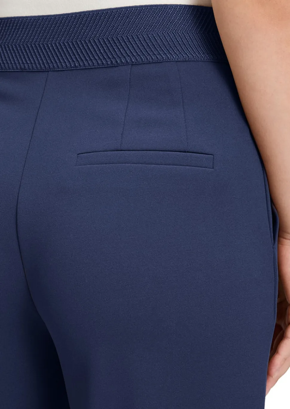 Weite Hose aus Soft-Stretch mit Bügelfalten