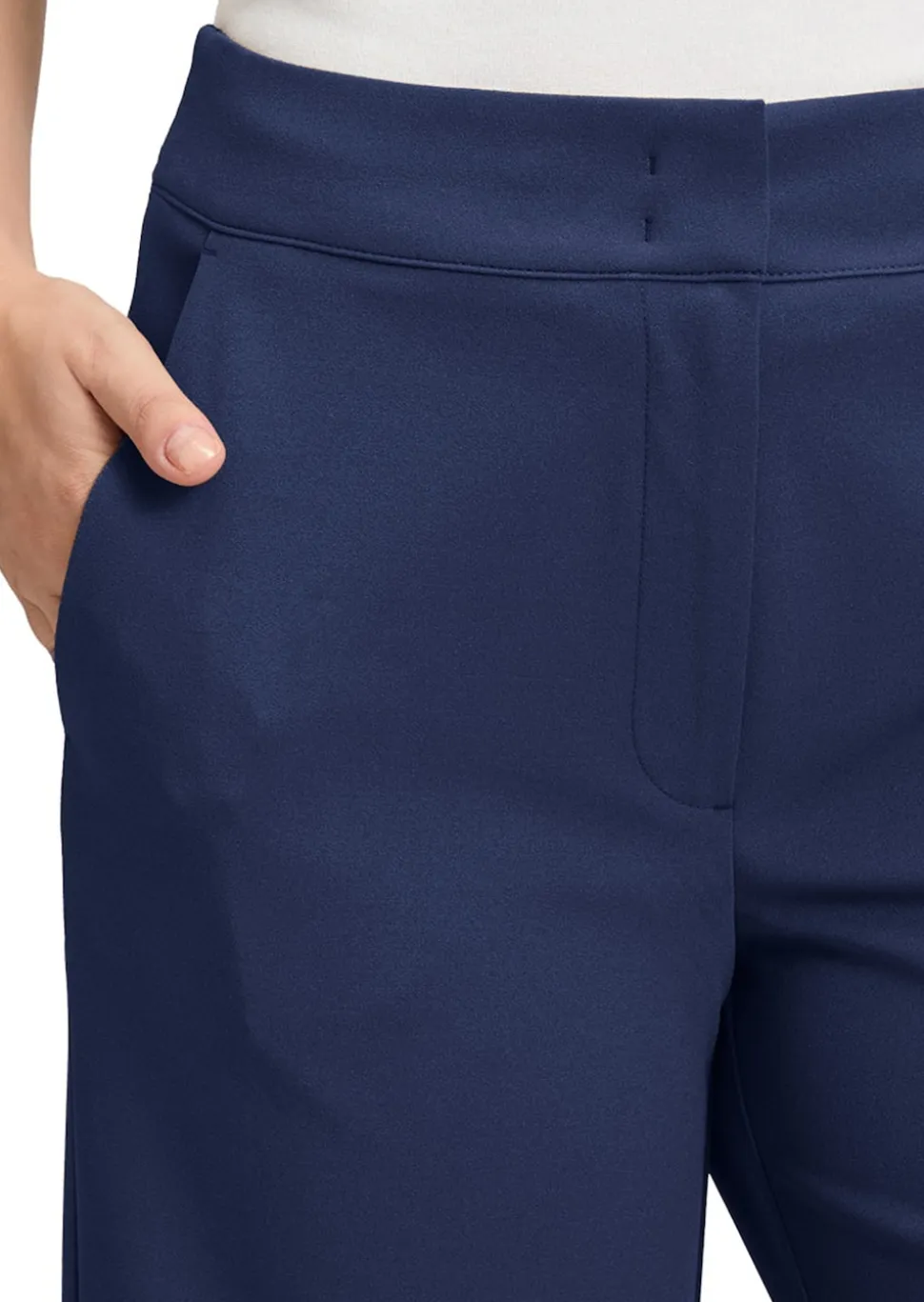 Weite Hose aus Soft-Stretch mit Bügelfalten