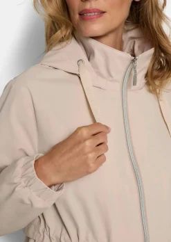 Windbreaker mit abnehmbarer Kapuze